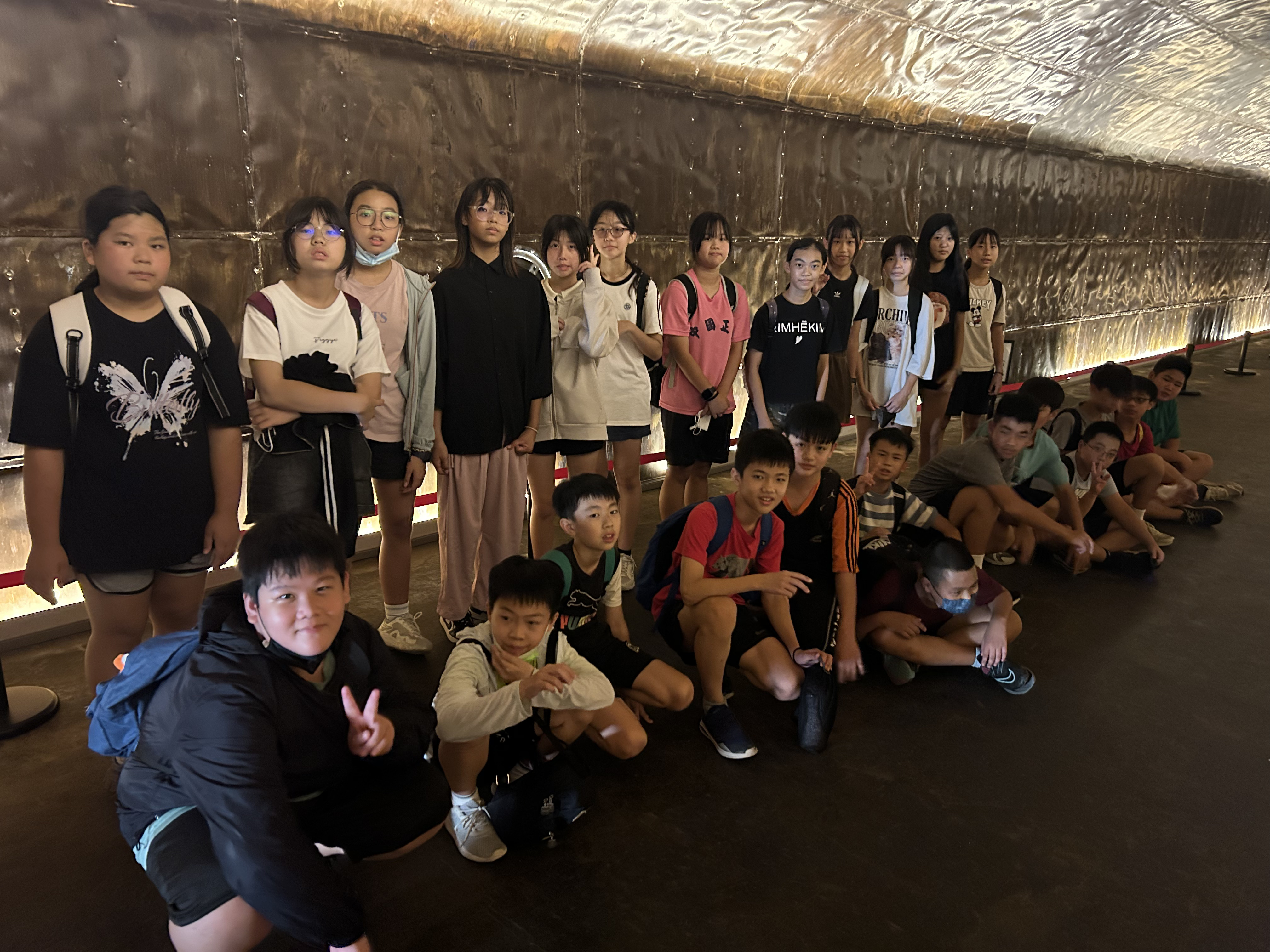 08_參觀新竹241藝術空間，脫下鞋子入展間與作品互動